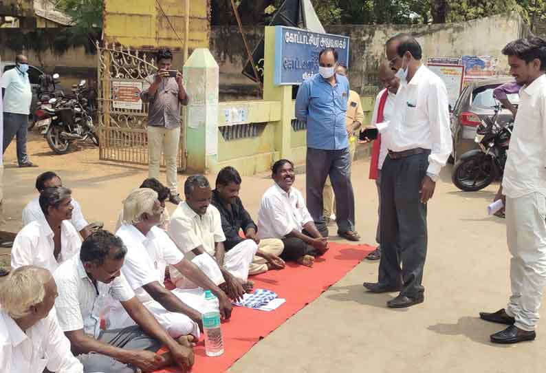 கோட்டாட்சியர் அலுவலகத்தில் விவசாயிகள் காத்திருக்கும் போராட்டம்