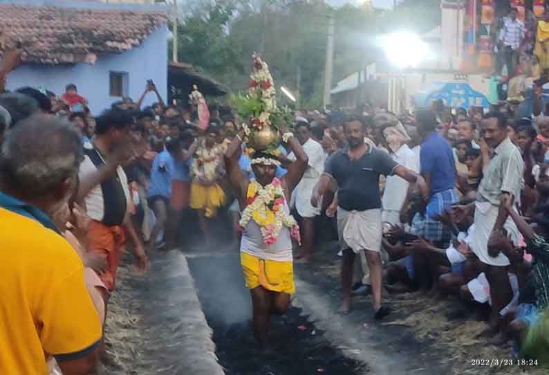 ஊஞ்சலூர் மாரியம்மன் கோவில் குண்டம் விழா- திரளான பக்தர்கள் தீ மிதித்து நேர்த்திக்கடன்