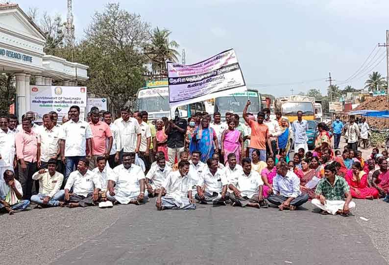 புதுச்சேரி- விழுப்புரம் தேசிய நெடுஞ்சாலையில் மேம்பாலம் கட்ட எதிர்ப்பு; கிராம மக்கள் சாலை மறியல்