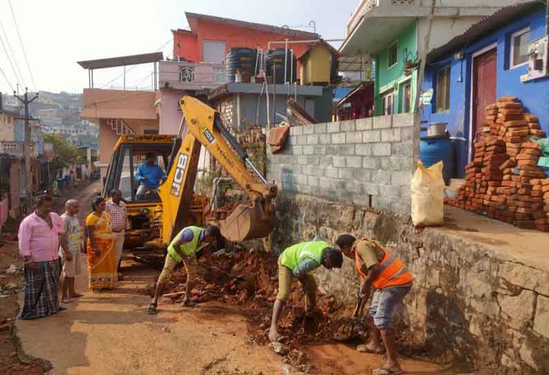 குன்னூரில் கழிவுநீர் கால்வாய்கள் சீரமைக்கும் பணி