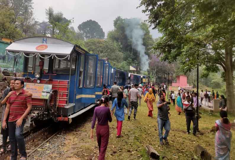 டீசலில் இயங்கும் நீராவி என்ஜின் மூலம் 174 பயணிகளுடன் குன்னூருக்கு வந்த மலை ரெயில்