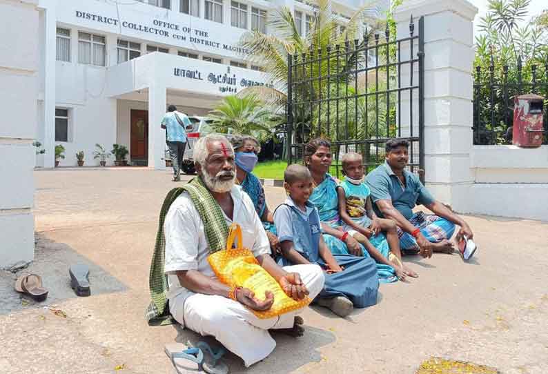 கலெக்டர் அலுவலகம் முன் விவசாயி குடும்பத்துடன் தர்ணா