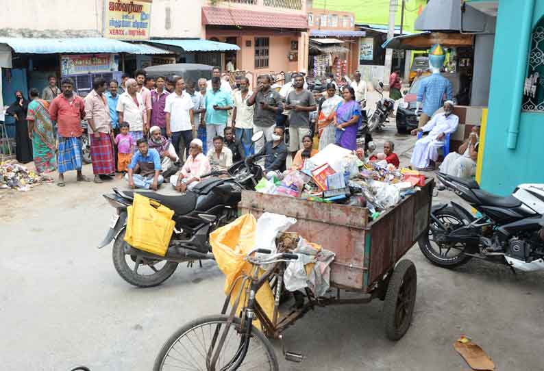 வேலூர் சைதாப்பேட்டையில் கழிவுநீர் கால்வாயை தூர்வாரக்கோரி பொதுமக்கள் மறியல்