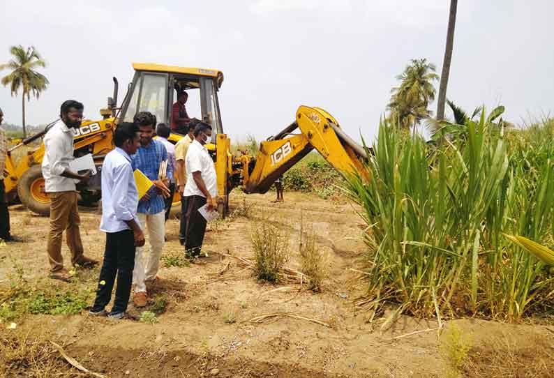 பரமத்திவேலூர் தாலுகாவில் காவிரி ஆற்று பகுதியில் ஆக்கிரமிக்கப்பட்ட 22 ஏக்கர் நிலம் மீட்பு-அதிகாரிகள் நடவடிக்கை