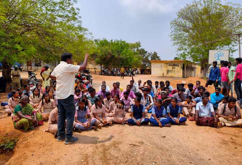 வெப்படை அருகே ரெயில் முன் பாய்ந்து பிளஸ்-1 மாணவர் தற்கொலை