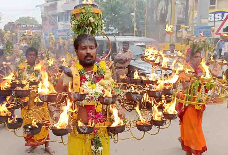 மானாமதுரை தயாபுரம் முத்துமாரியம்மன் கோவில் பங்குனி பொங்கல் விழாவில் அக்னிசட்டி எடுத்து  பூக்குழி இறங்கிய பக்தர்கள்