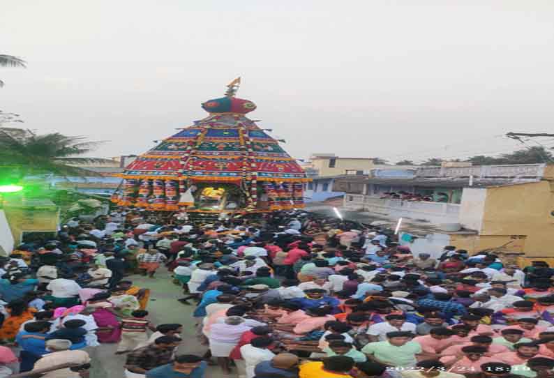 மாரியம்மன் கோவில் தேரோட்டம்; வடம் பிடித்து பக்தர்கள் இழுத்தனர்