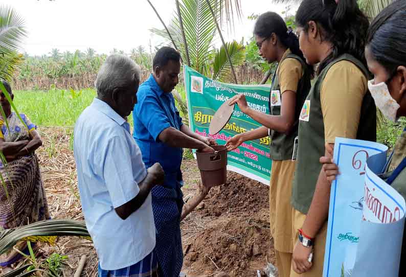 தென்னை மரத்தில் காண்டாமிருக வண்டை கட்டுப்படுத்தும் முறை- விவசாயிகளிடம் மாணவிகள் செயல் விளக்கம்