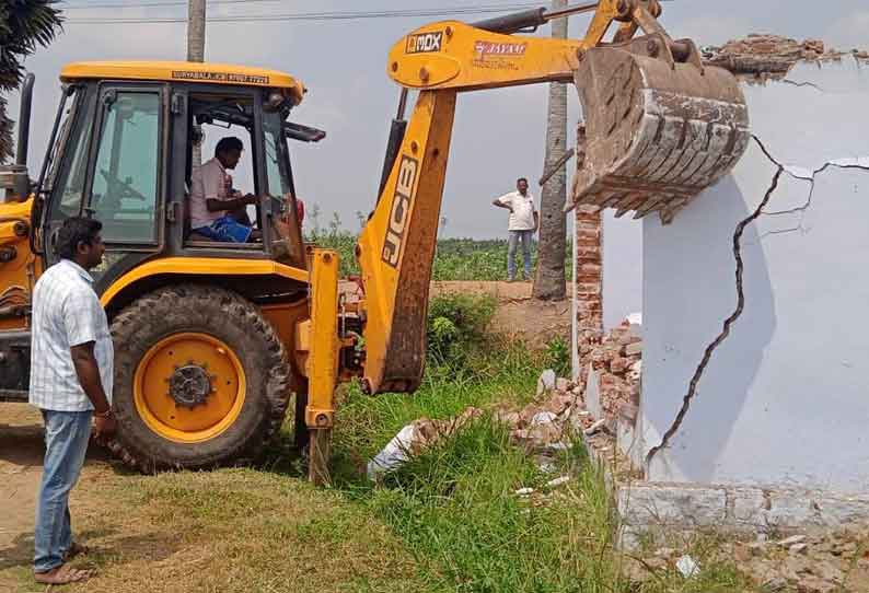 உடுமலை அருகே ஆக்கிரமிப்பு வீடுகள் இடித்து அகற்றம்