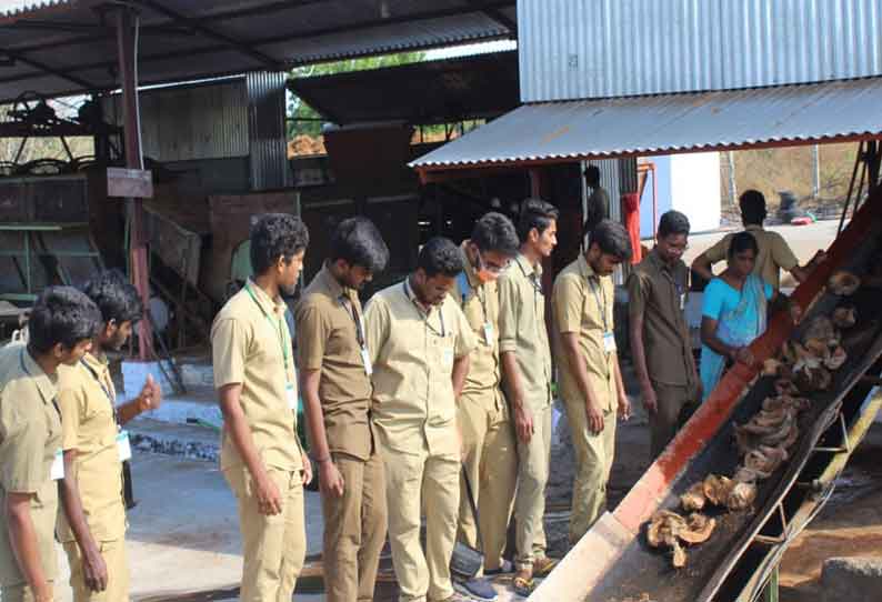 பொள்ளாச்சி அருகே வேளாண் மாணவர்களுக்கு தென்னை நார் தொழில் பயிற்சி