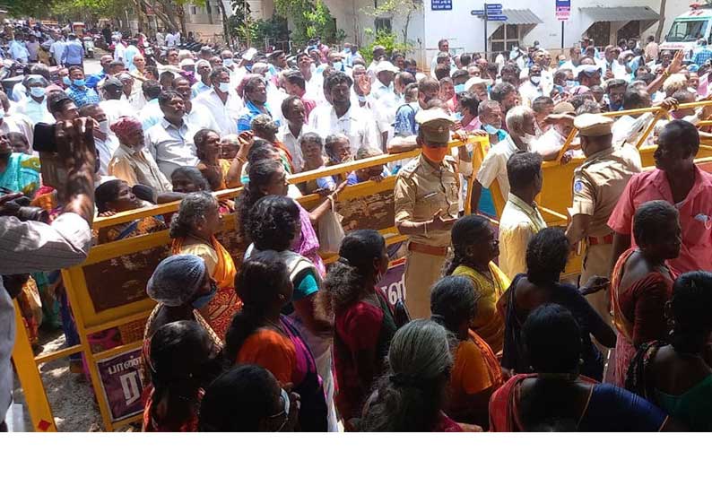 5 வது நாளாக போராட்டம் சட்டசபை நோக்கி நகராட்சி கொம்யூன் பஞ்சாயத்து ஊழியர்கள் ஊர்வலம் போலீசாருடன் தள்ளுமுள்ளு ஏற்பட்டதால் பரபரப்பு