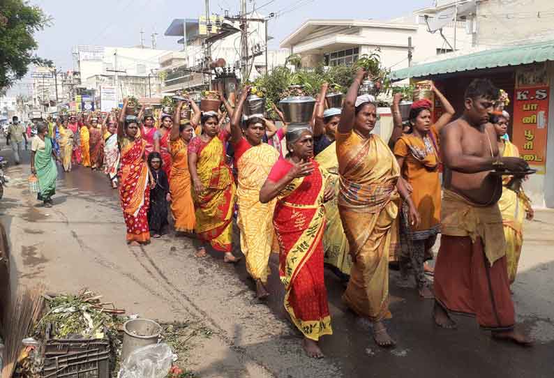 பள்ளிபாளையம் முத்துமாரியம்மன் கோவில் திருவிழாவையொட்டி தீர்த்தக்குட ஊர்வலம்