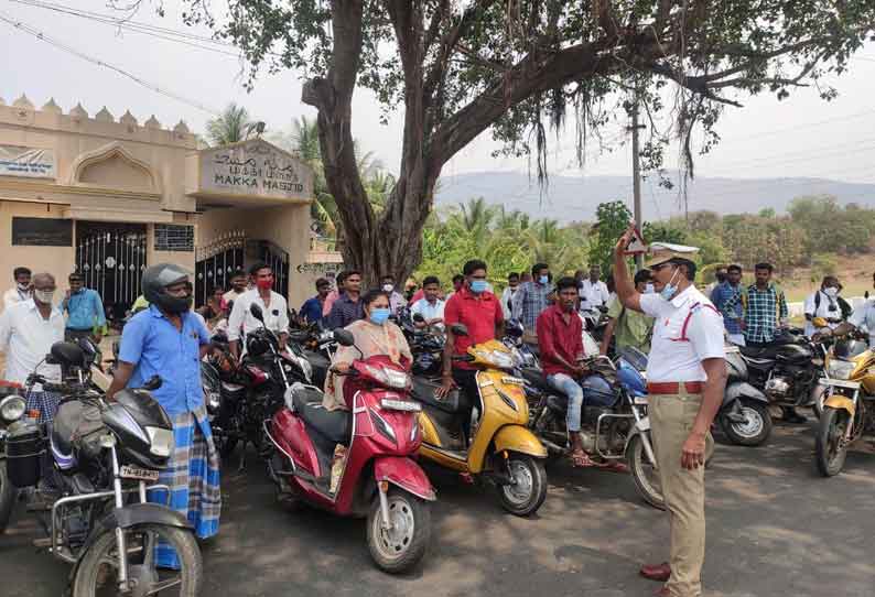 வாணியம்பாடியில் வாகன ஓட்டிகளுக்கு சாலை பாதுகாப்பு குறித்து விழிப்புணர்வு