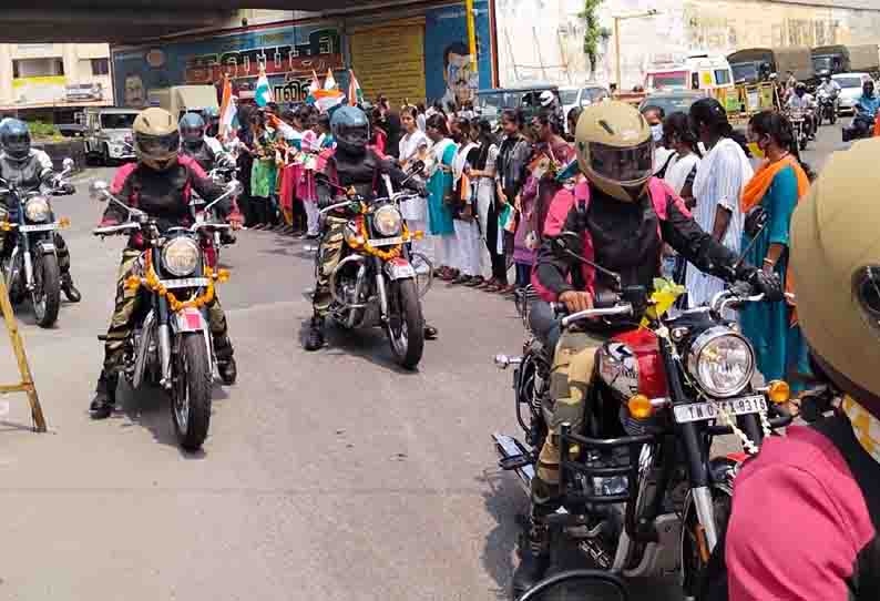 எல்லை பாதுகாப்பு படை வீரர்களுக்கு கரூரில் உற்சாக வரவேற்பு