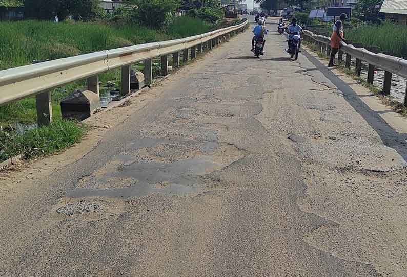 பேராவூரணி காட்டாற்று பாலத்தின் சாலையை சீரமைக்க வேண்டும்