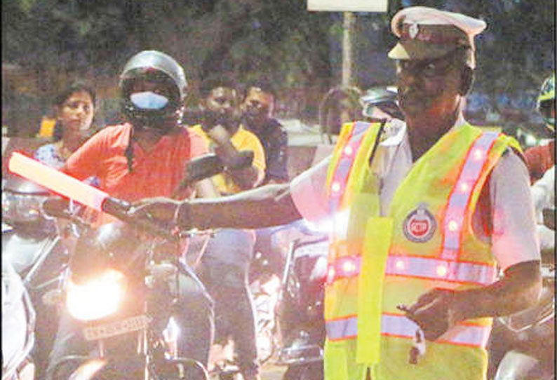 சென்னை போக்குவரத்து போலீசாருக்கு எல்.இ.டி. விளக்குடன் ஒளிரும் ‘ஜாக்கெட்’