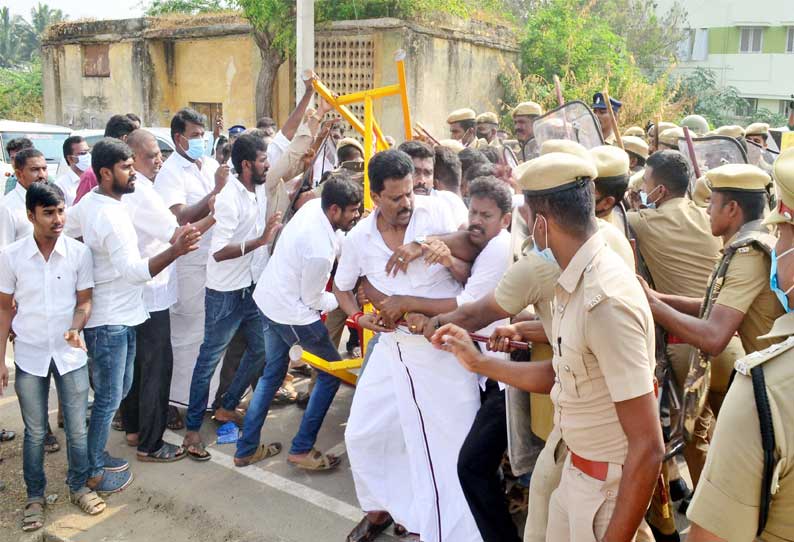 கோவை: வெள்ளலூர் பேரூராட்சித் தலைவர் தேர்தலில் திமுக -அதிமுகவினர் மோதல்: போலீசார் தடியடி....!