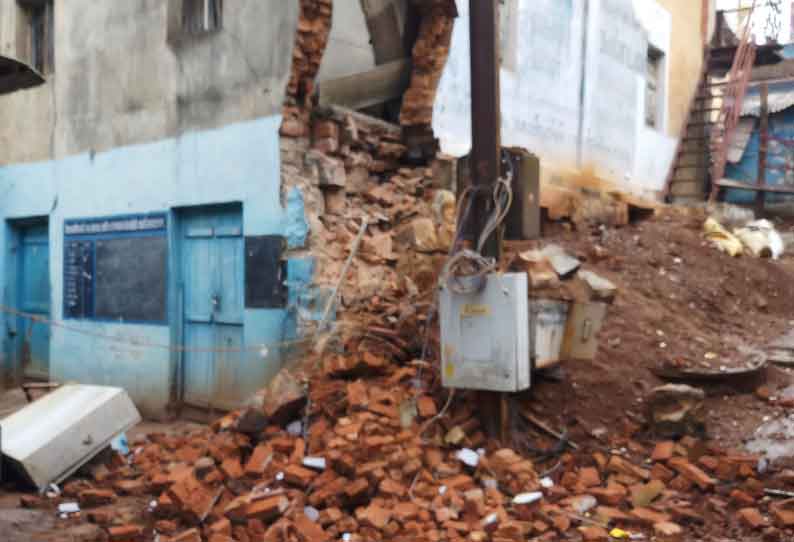 ரேஷன் கடை சுவர் திடீரென இடிந்தது