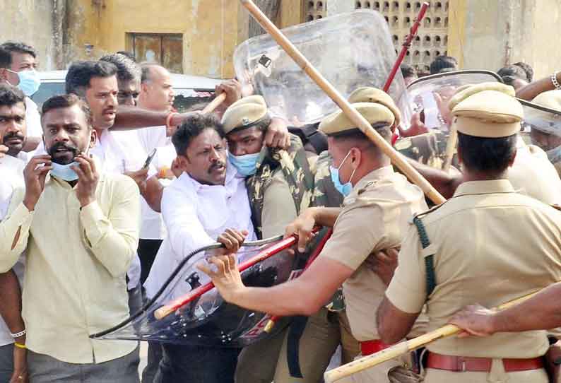 வெள்ளலூர் பேரூராட்சி தலைவர் தேர்தலில் போலீஸ் தடியடிகார் உடைப்பு