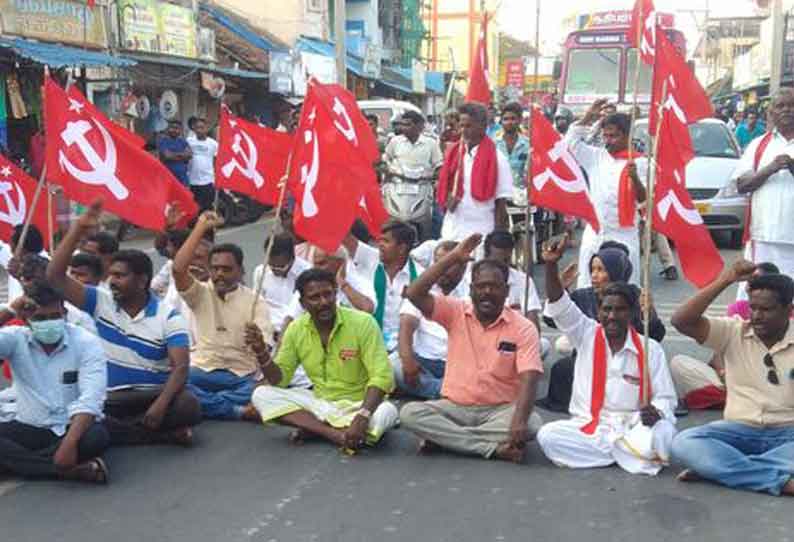 மணல் கடத்தலை தட்டிக்கேட்டவர் மீது தாக்குதல்: மார்க்சிஸ்ட் கம்யூனிஸ்டு கட்சியினர் சாலை மறியல்