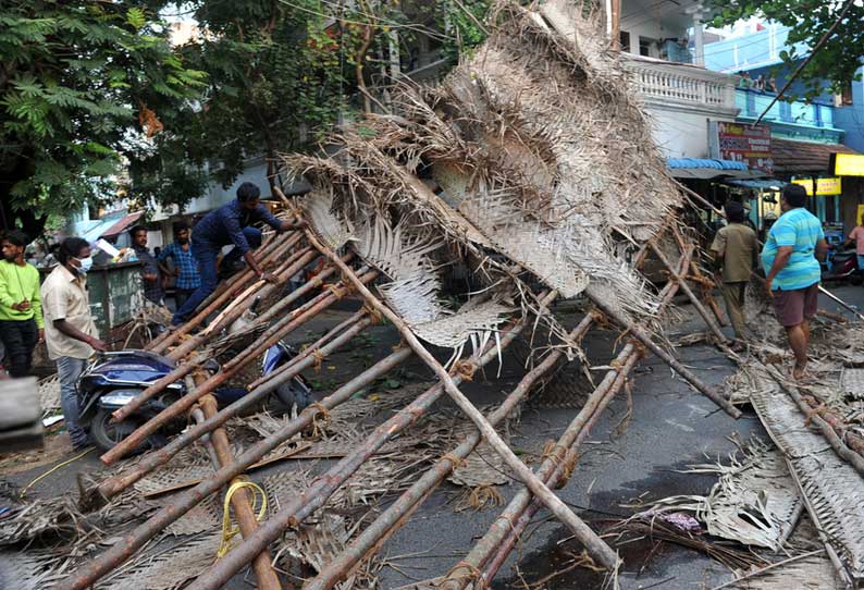 புதுவை காமாட்சியம்மன் கோவில் விழா ஏற்பாடுகள் பந்தல் சரிந்து விழுந்து 2 தொழிலாளர்கள் சாவு மேலும் 2 பேர் படுகாயம்