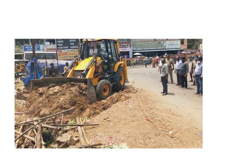 திண்டுக்கல் பூ மார்க்கெட் அருகே சாலையோர ஆக்கிரமிப்புகள் அகற்றம்