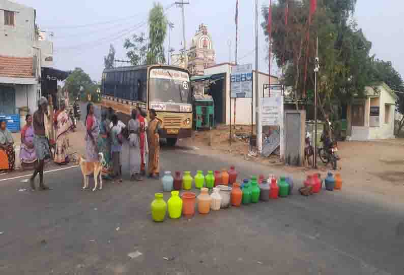 நம்பியூர் அருகே குடிநீர் கேட்டு பொதுமக்கள் சாலை மறியல்- போக்குவரத்து பாதிப்பு