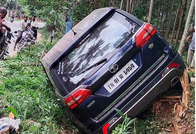 சாலையோர பள்ளத்தில் கவிழ்ந்த சொகுசு கார் - 4 பேர் படுகாயம்...!