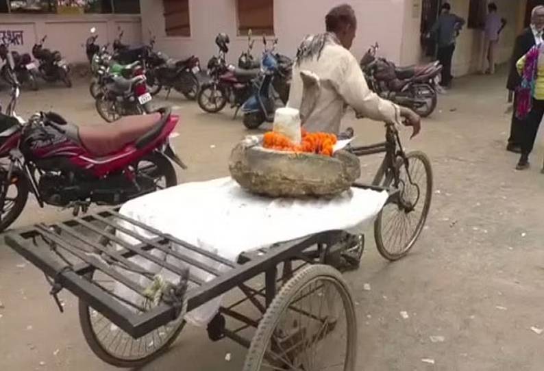 அதிகாரிகள் சம்மன்... கோவிலில் இருந்து கோர்ட்டுக்கு வந்த சிவலிங்கம்