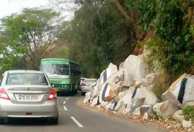 ஏலகிரி மலை சாலையில் சரிந்து விழுந்த பாறைகளை அகற்றாததால் போக்குவரத்து பாதிப்பு