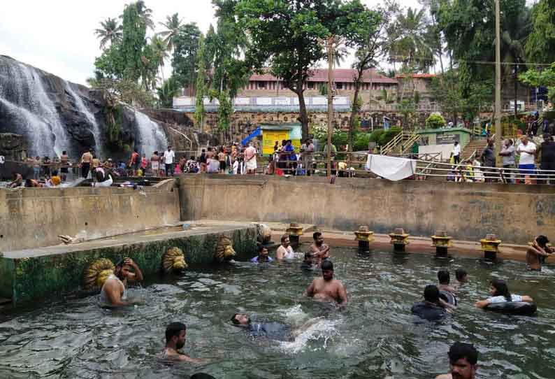 திற்பரப்பு அருவிக்கு படையெடுத்த சுற்றுலா பயணிகள்