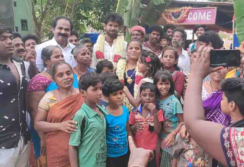 கீரமங்கலத்தில் சாலையோர பதாகையை பார்த்து  நரிக்குறவர் இல்ல திருமணத்திற்கு சென்ற அமைச்சர் மெய்யநாதன்  மணமக்களை வாழ்த்தி பரிசு வழங்கினார்