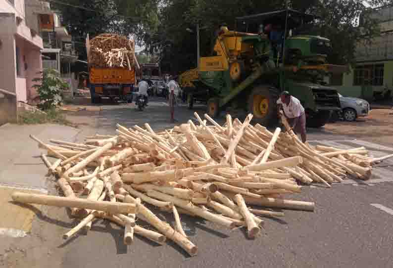 மரக்கட்டைகள் சரிந்து விழுந்ததால் போக்குவரத்து பாதிப்பு