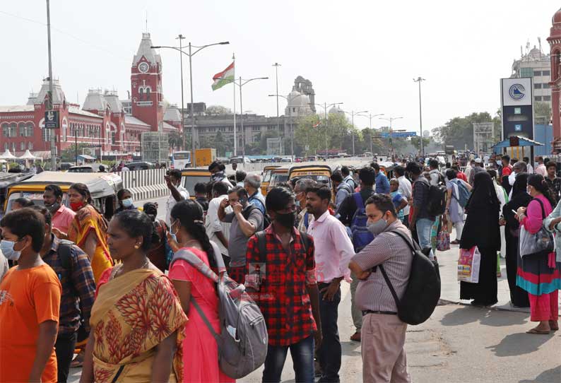 தமிழகம் முழுவதும்  குறைந்த அளவிலே பஸ்கள் இயக்கம்; பயணிகள் அவதி- சென்னை  மின்சார-மெட்ரோ ரெயில்களில் அலைமோதிய கூட்டம்