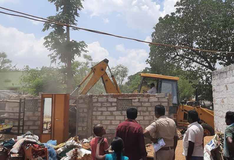 சாணார்பட்டி அருகே பாதையை ஆக்கிரமித்து கட்டிய வீடு இடிப்பு