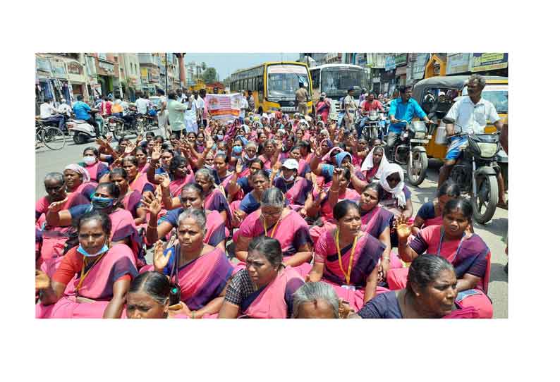 கள்ளக்குறிச்சியில் அங்கன்வாடி பணியாளர்கள்  சாலை மறியல் பணிநிரந்தரம் உள்ளிட்ட பல்வேறு கோரிக்கைகளை வலியுறுத்தி நடந்தது