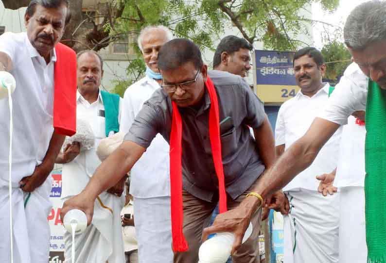 பாலை தரையில் ஊற்றி விவசாயிகள் ஆர்ப்பாட்டம்