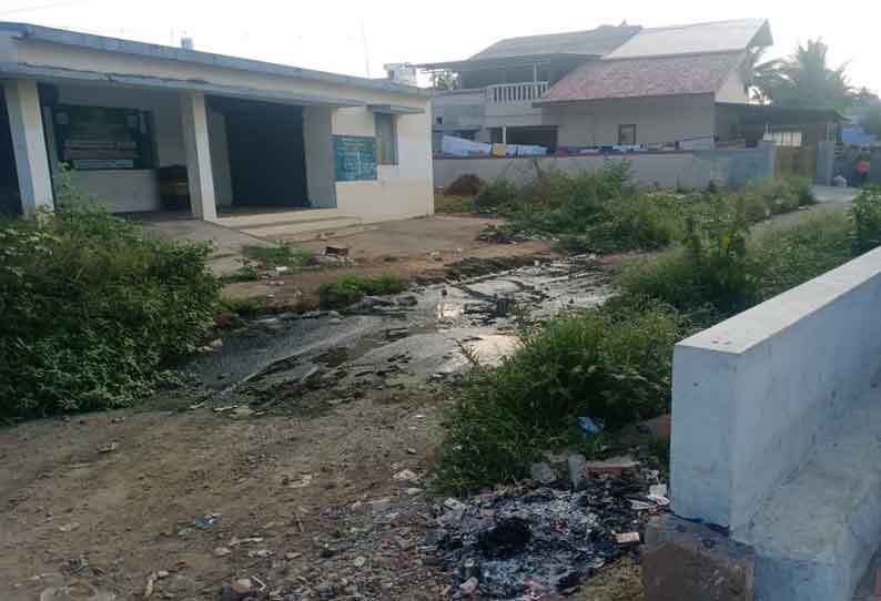 கிணத்துக்கடவில் ரேஷன்கடை முன்பு தேங்கி நிற்கும் கழிவுநீர்