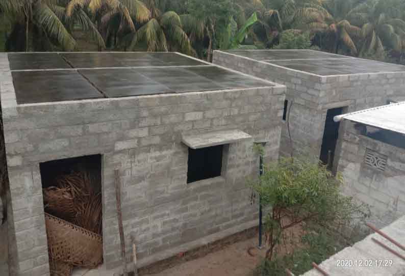 பொள்ளாச்சி அருகே நிதி இல்லாததால் பாதியில் நிற்கும் தொகுப்பு வீடுகள்