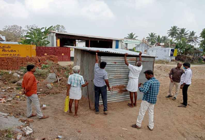 நெகமம் அருகே கப்பளாங்கரையில் அரசு நிலத்தில் அமைக்கப்பட்ட கொட்டகை அகற்றம்