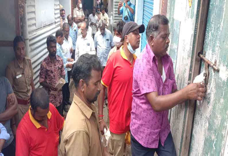 வால்பாறையில் வாடகை செலுத்தாத 40 கடைகளுக்கு சீல் வைப்பு