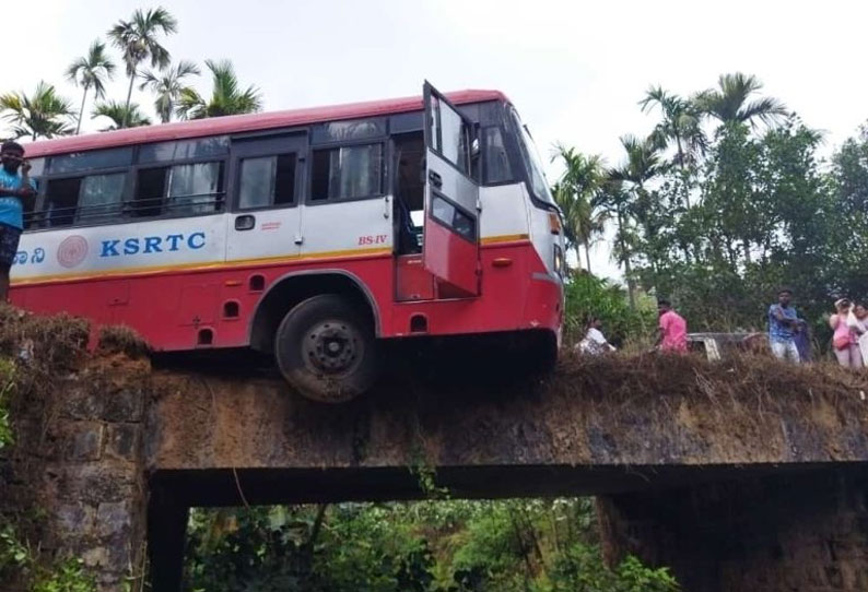 பாலத்தின் தடுப்பு சுவரில் மோதி நின்ற அரசு பஸ்: அதிர்ஷ்டவசமாக உயிர் தப்பிய 50 பயணிகள்...!