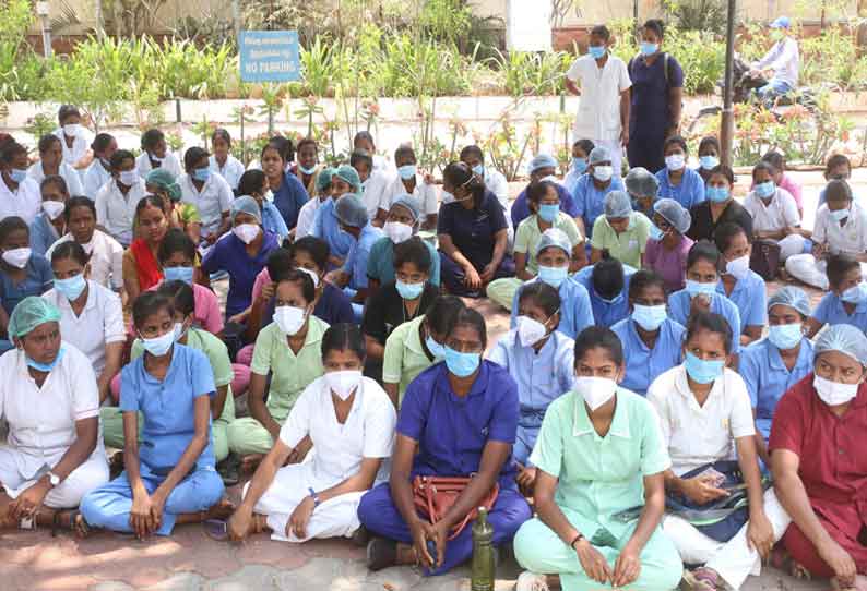 பணி நீட்டிப்பு செய்யக்கோரி கோவை கலெக்டர் அலுவலகத் தில் ஒப்பந்த செவிலியர்கள் தர்ணா போராட்டத்தில் ஈடுபட்டதால் பரபரப்பு ஏற்பட்டது