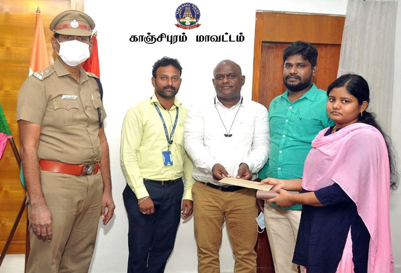 வங்கி ஏ.டி.எம்.மில் தவறவிட்ட ரூ.20 ஆயிரத்தை ஒப்படைத்த பெண்ணுக்கு போலீஸ் சூப்பிரண்டு பாராட்டு