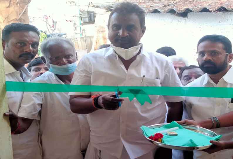 புதிதாக கட்டப்பட்ட 2 புதிய அங்கன்வாடி மைய கட்டிடத்தை  முன்னாள் அமைச்சர் வேலுமணி ரிப்பன் வெட்டி திறந்து வைத்தார்