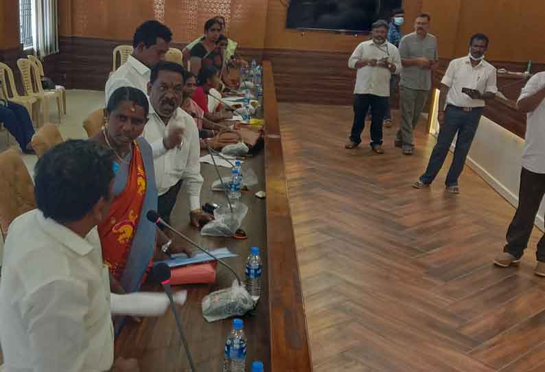 வால்பாறை நகராட்சி தலைவர் மீது நம்பிக்கையில்லா தீர்மானம் ஆணையாளரிடம் 11 கவுன்சிலர்கள் கடிதம் கொடுத்தனர்