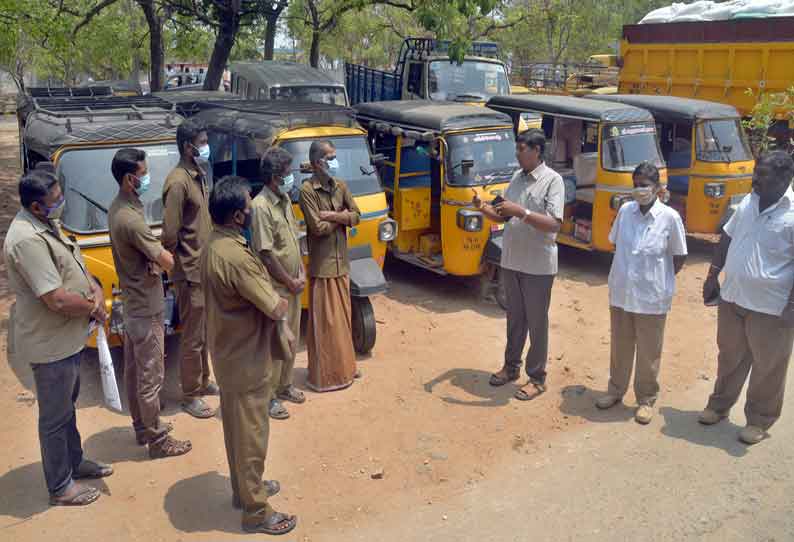 பொள்ளாச்சியில் அதிக  மாணவர்களை ஏற்றி சென்ற ஆட்டோக்கள் பறிமுதல்