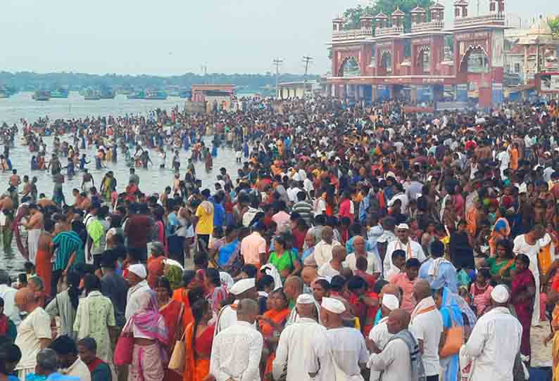 புனித நீராட குவிந்த பக்தர்கள்