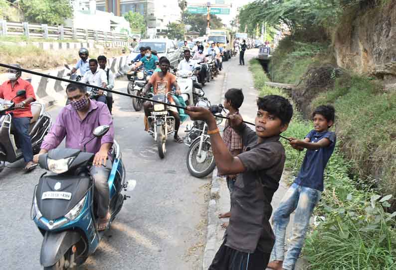 ஈரோடு கொல்லம்பாளையம் பகுதியில் கேபிள் ஒயர் அறுந்து விழுந்ததால் போக்குவரத்து பாதிப்பு; வாகனங்கள் செல்ல உதவிய 3 மாணவர்களுக்கு பாராட்டு