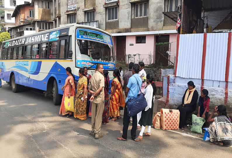 கூடலூரில் நடுவழியில் பழுதடைந்து நின்ற அரசு பஸ்